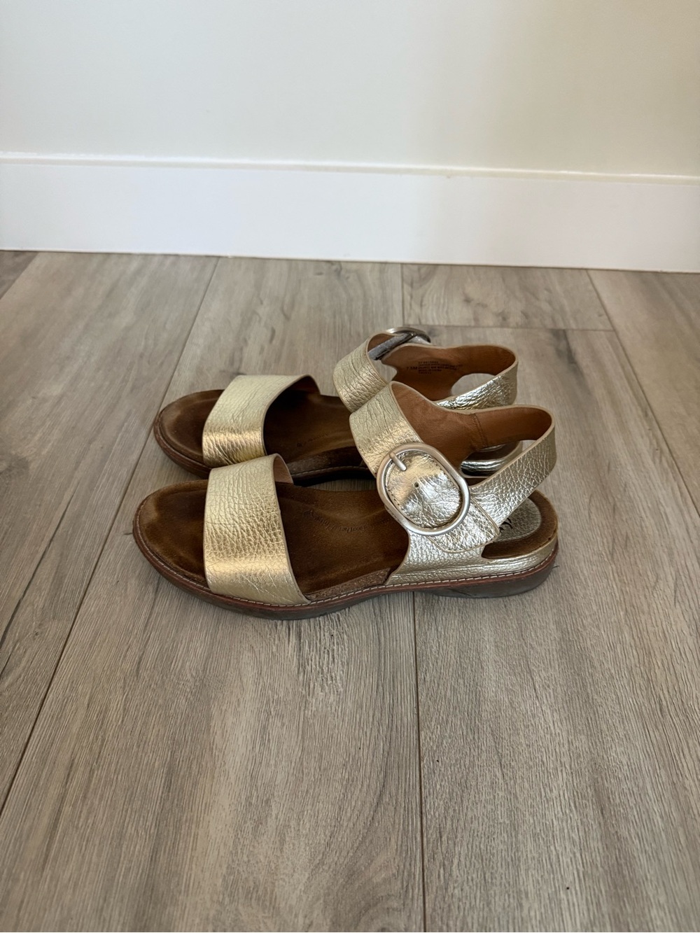 Söfft Metallic Gold Leather Sandals Women’s 7.5M